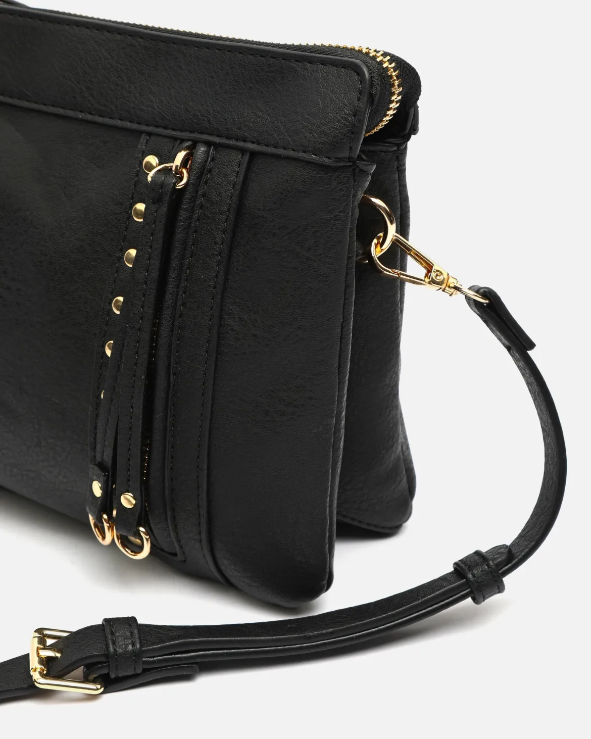 Bolso bandolera con detalles metálicos
