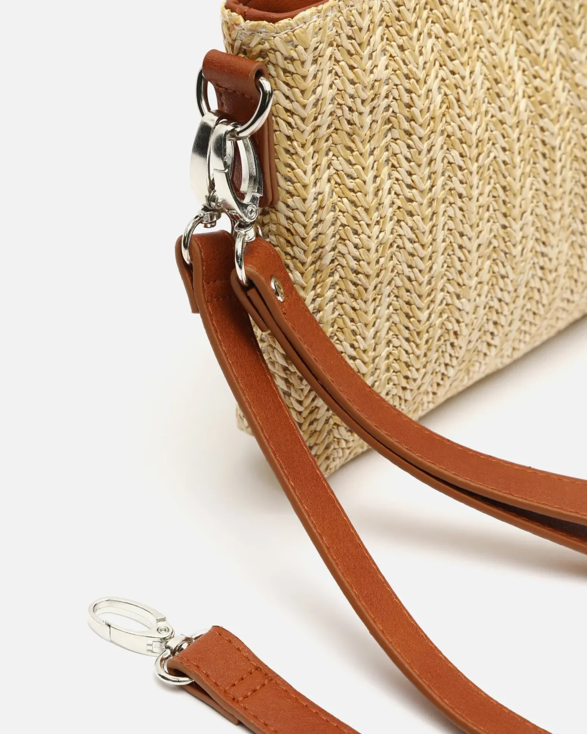 Bolso bandolera efecto rafia con asa de mano