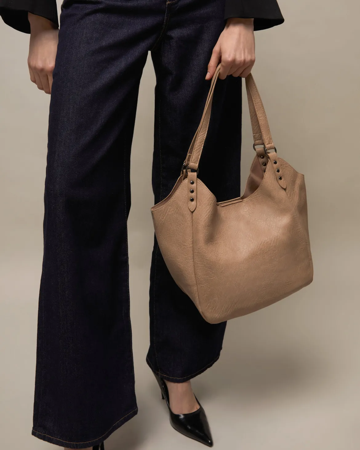 Bolso de hombro con neceser extraíble y detalles metálicos