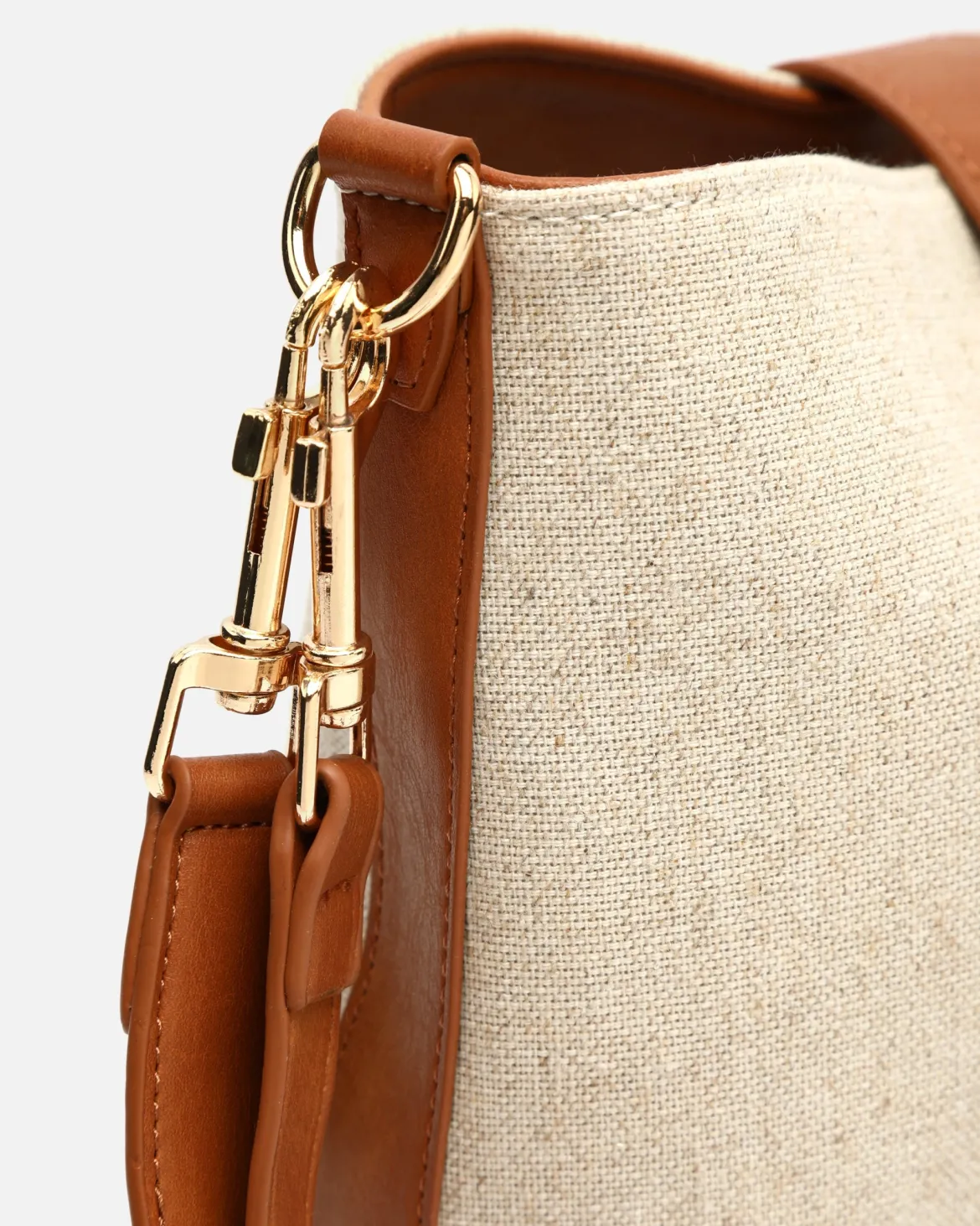 Bolso de hombro efecto rafia con asa bandolera extraíble