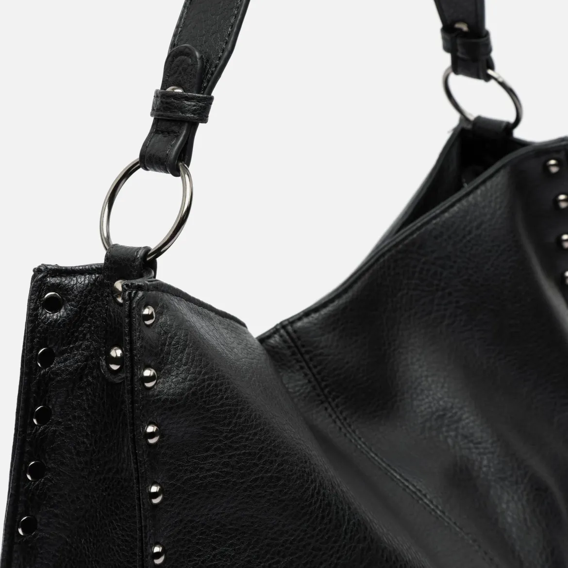 Bolso hobo grande con detalles metálicos