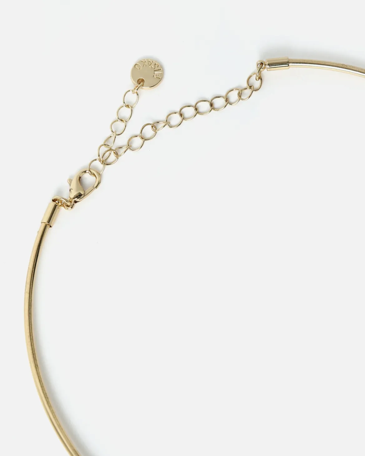 Collar corto con detalle colgante