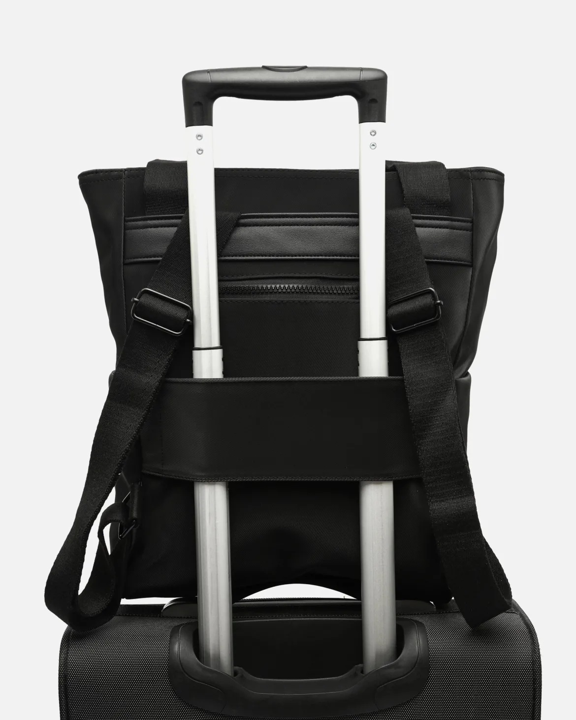 Mochila grande en nylon con bolsillo para portátil (14") y asa de hombro